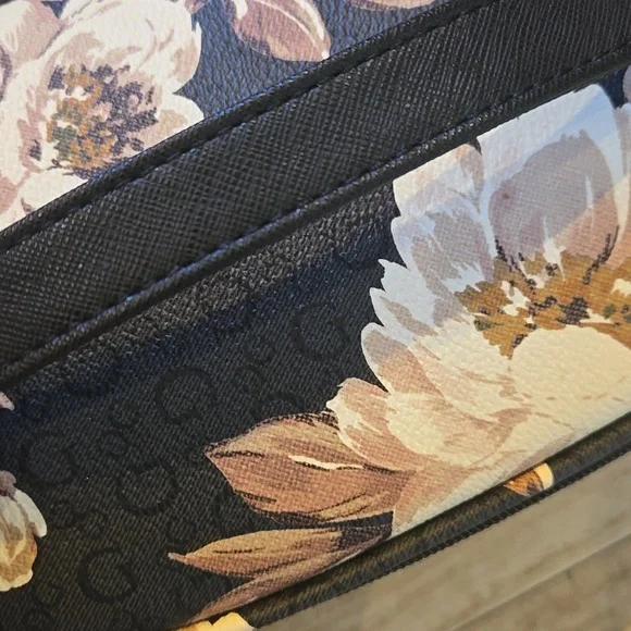 NEW Guess Coal Floral Allman Travel Zipper Bag - Picture 4 of 9